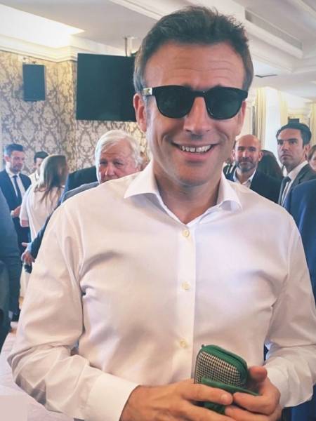 Lunettes marseillaises du président Macron du créateur Vincent Kaes chez un opticien à Marseille